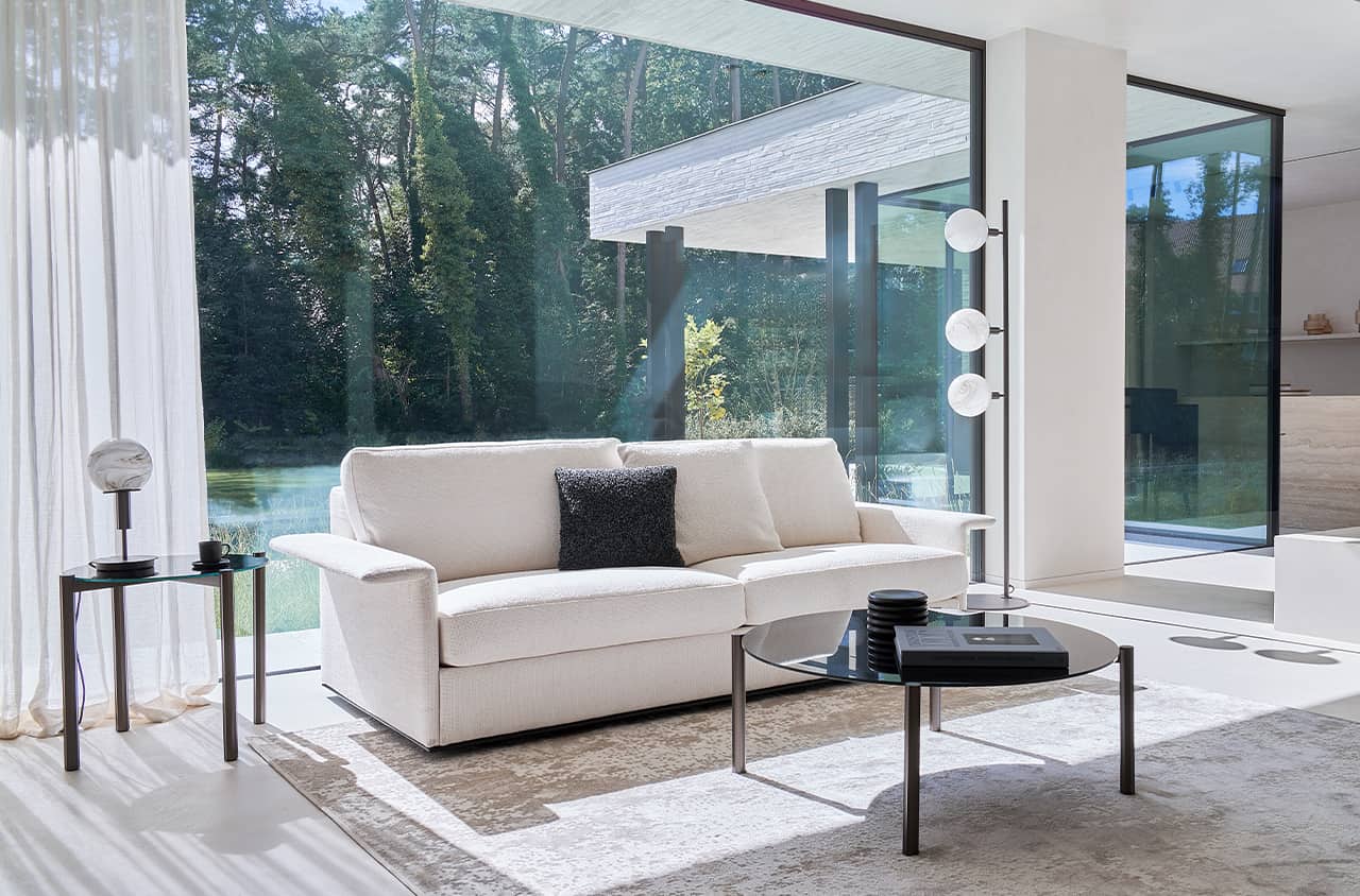 Lichte INSPIRATION bank van Bielefelder Werkstätten in een moderne woonkamer