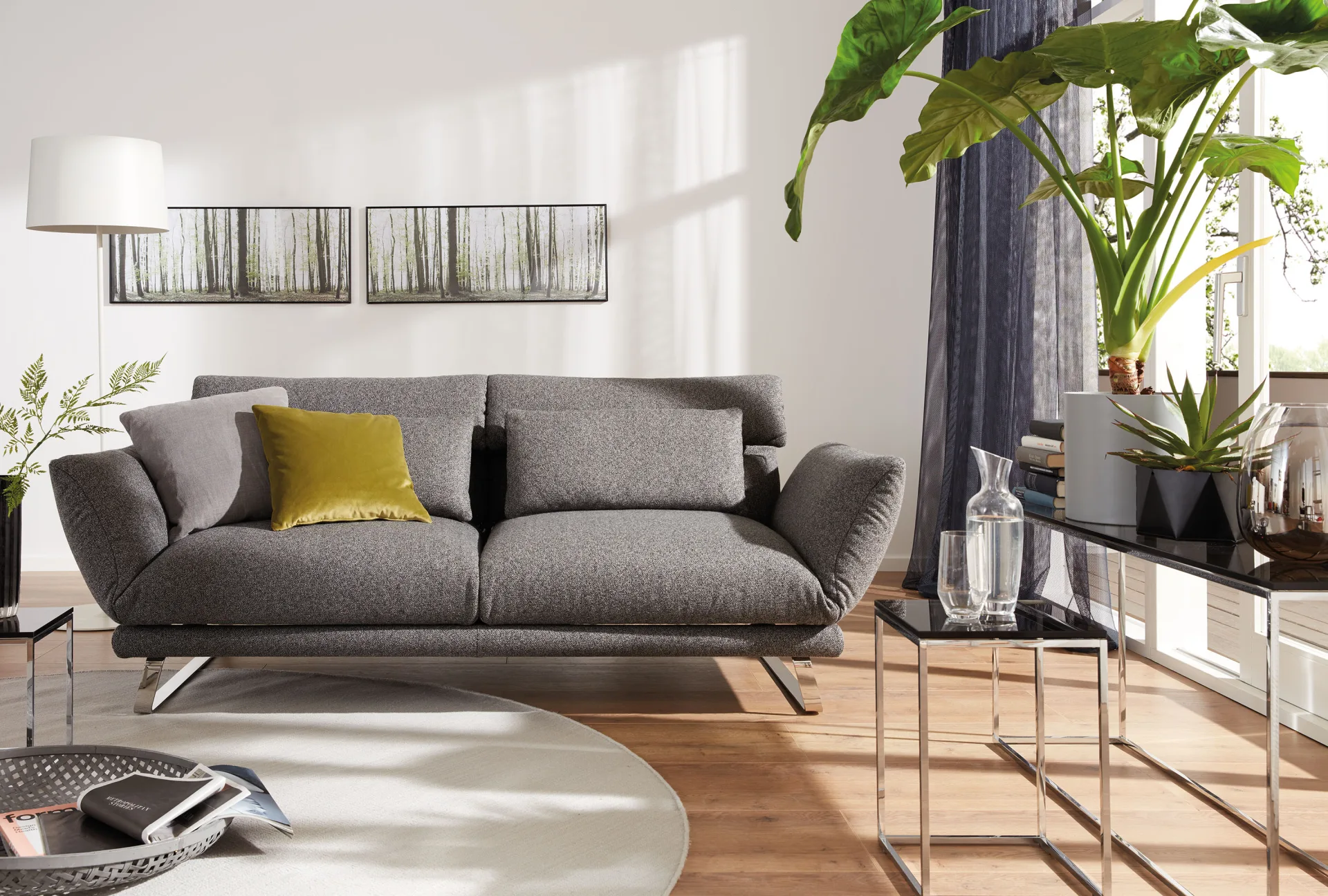 Clou bank in rechte zitopstelling in een lichte woonkamer