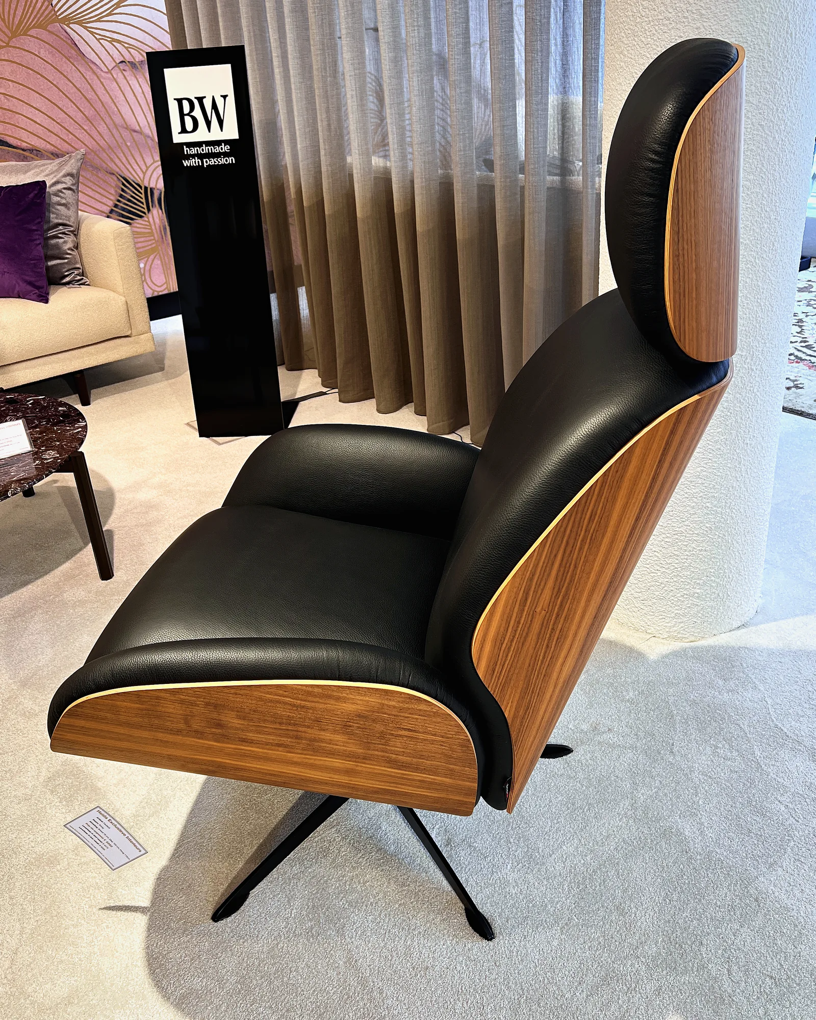 Sfeerbeeld uit de Heida showroom bij Lyra fauteuil
