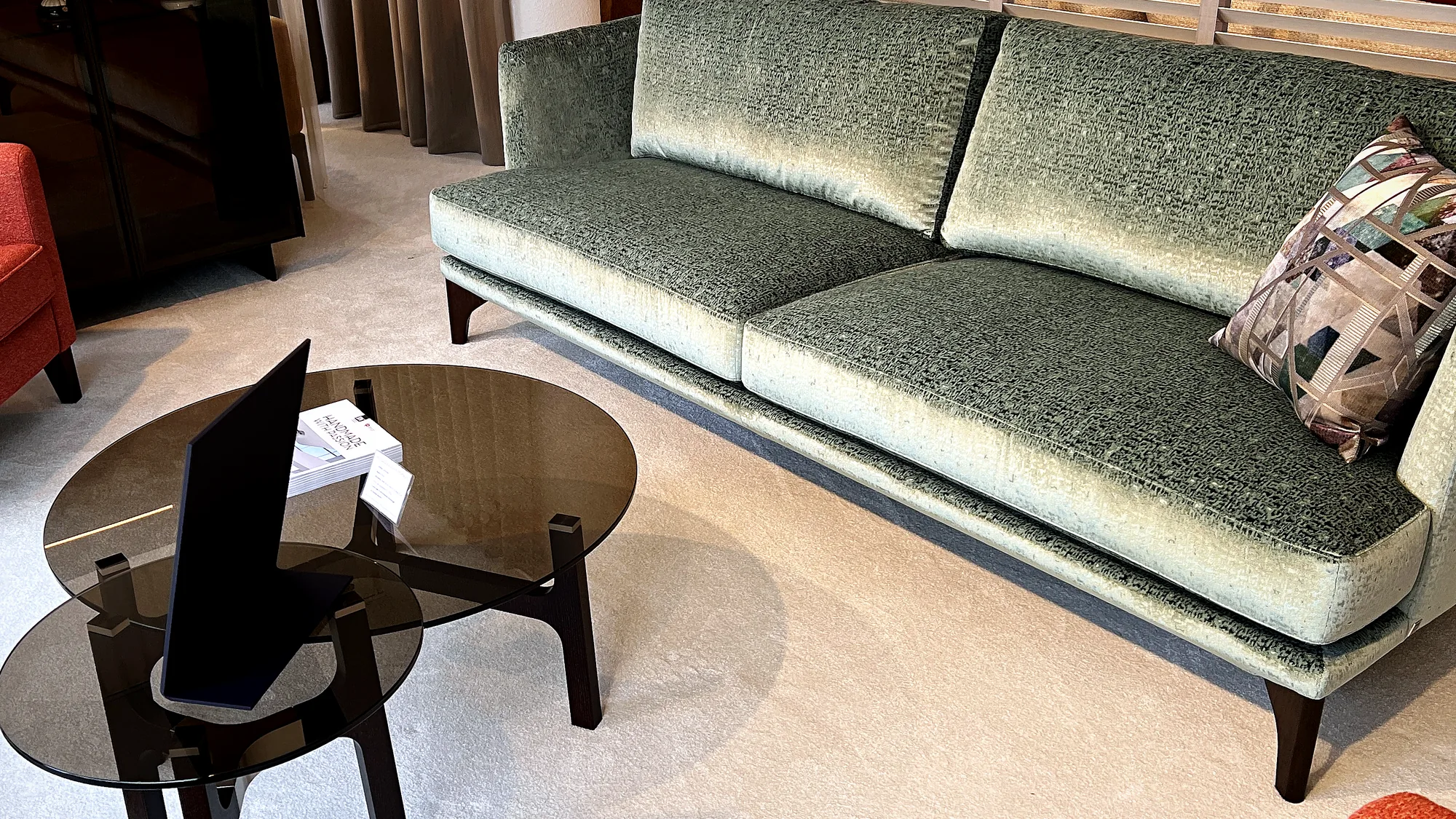Sfeerbeeld uit de Heida showroom bij Leolux Pallone Pa fauteuil