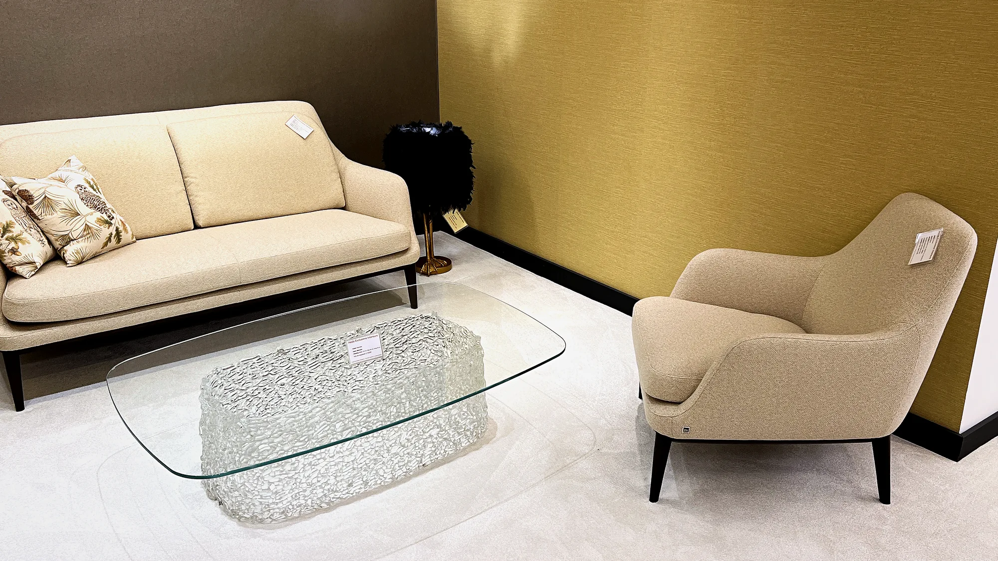 Sfeerbeeld uit de Heida showroom bij Kessels bank, hocker en draaifauteuil