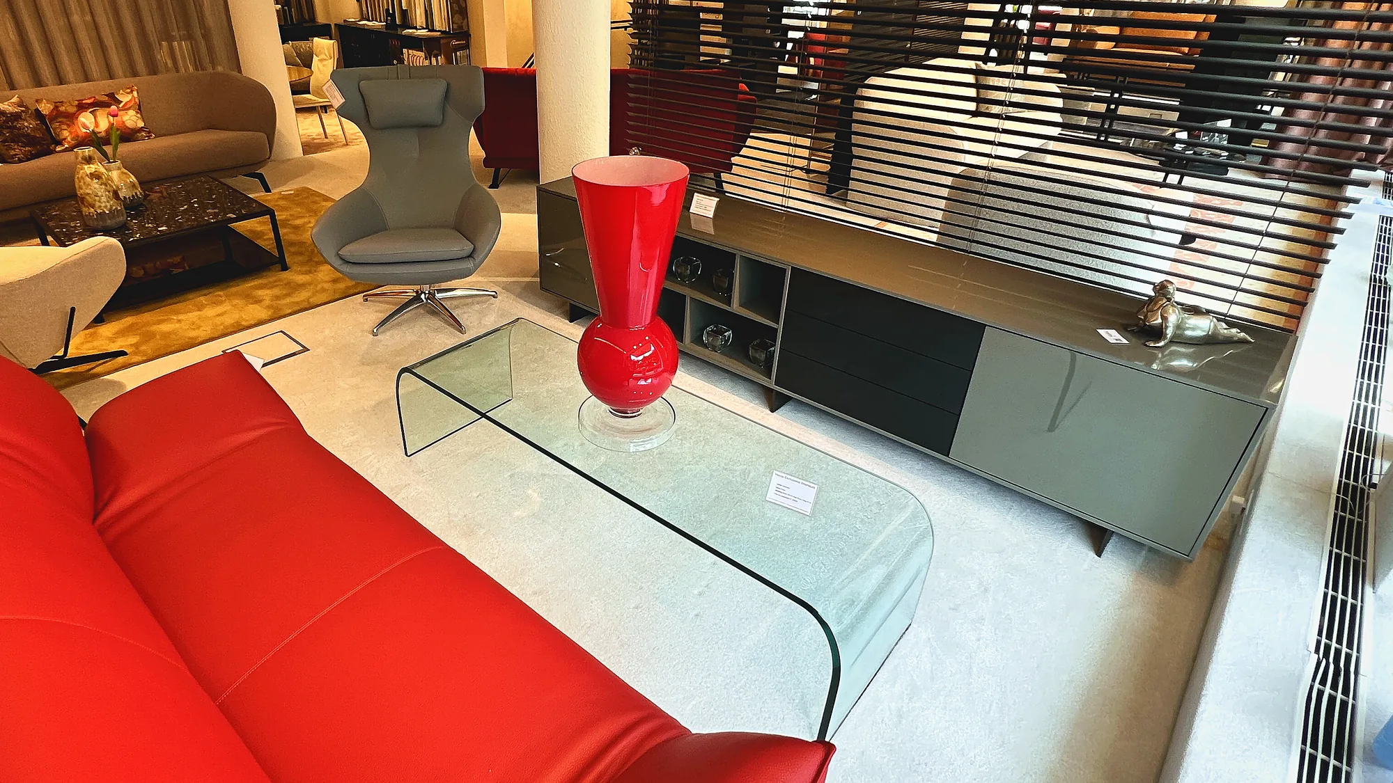 Sfeerbeeld uit de Heida showroom bij Leolux Scylla fauteuil