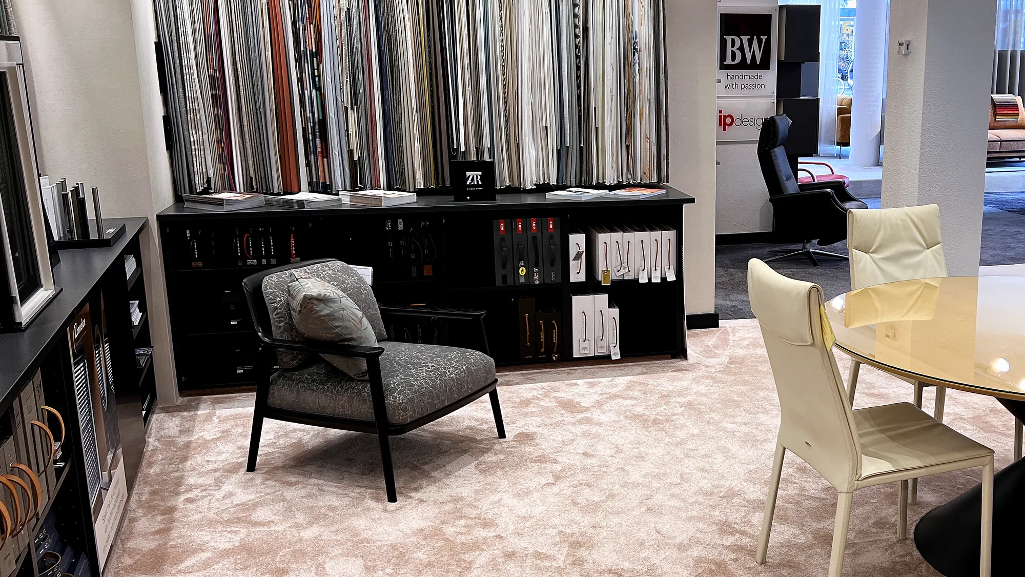 Sfeerbeeld uit de Heida showroom bij Kluskens Portofino eettafel