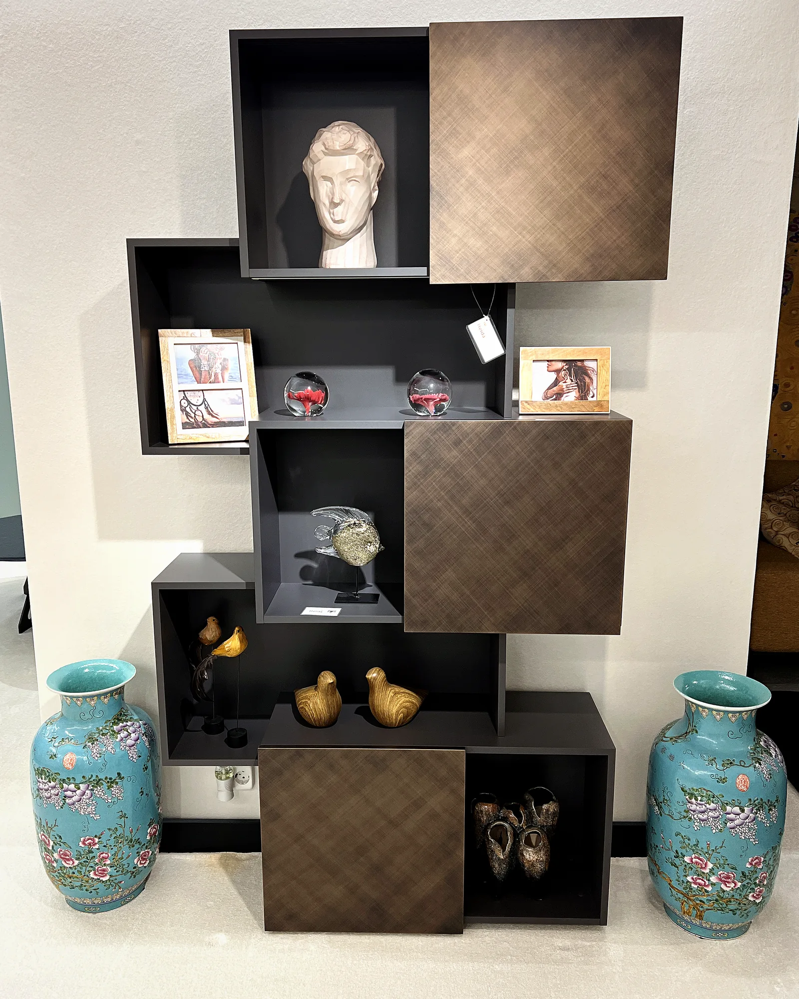 Sfeerbeeld uit de Heida showroom bij Lotus buffetkast in kersenhout
