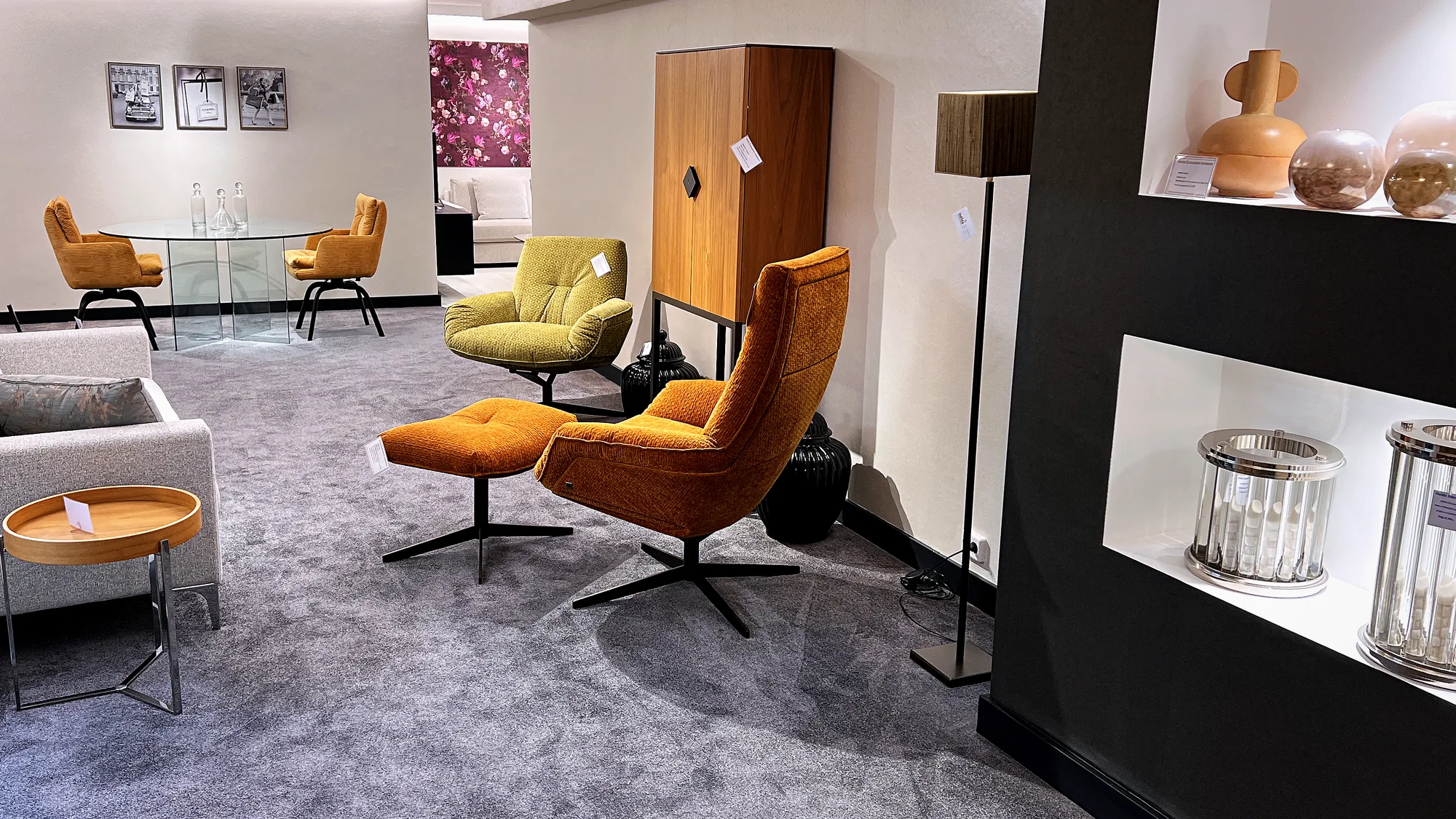 Sfeerbeeld uit de Heida showroom bij Kessels bank, hocker en draaifauteuil