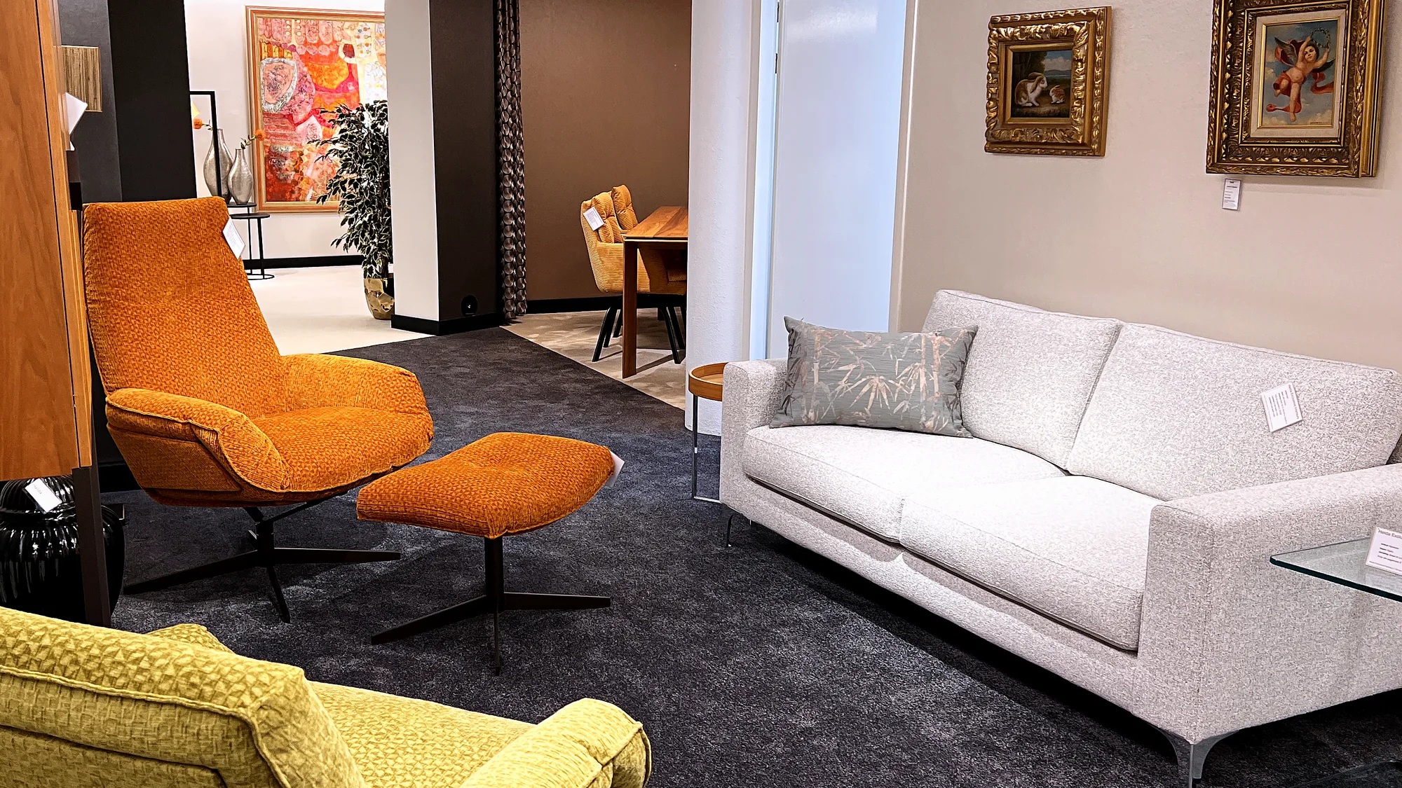 Sfeerbeeld uit de Heida showroom bij Lyra fauteuil