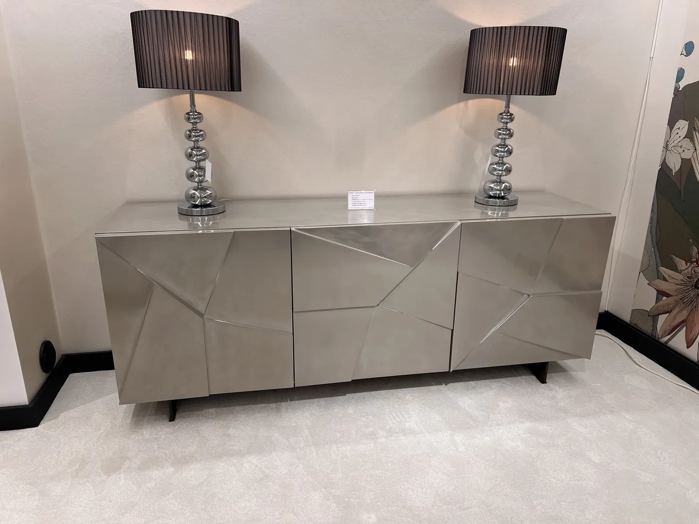 Sfeerbeeld uit de Heida showroom bij Concrete dressoir