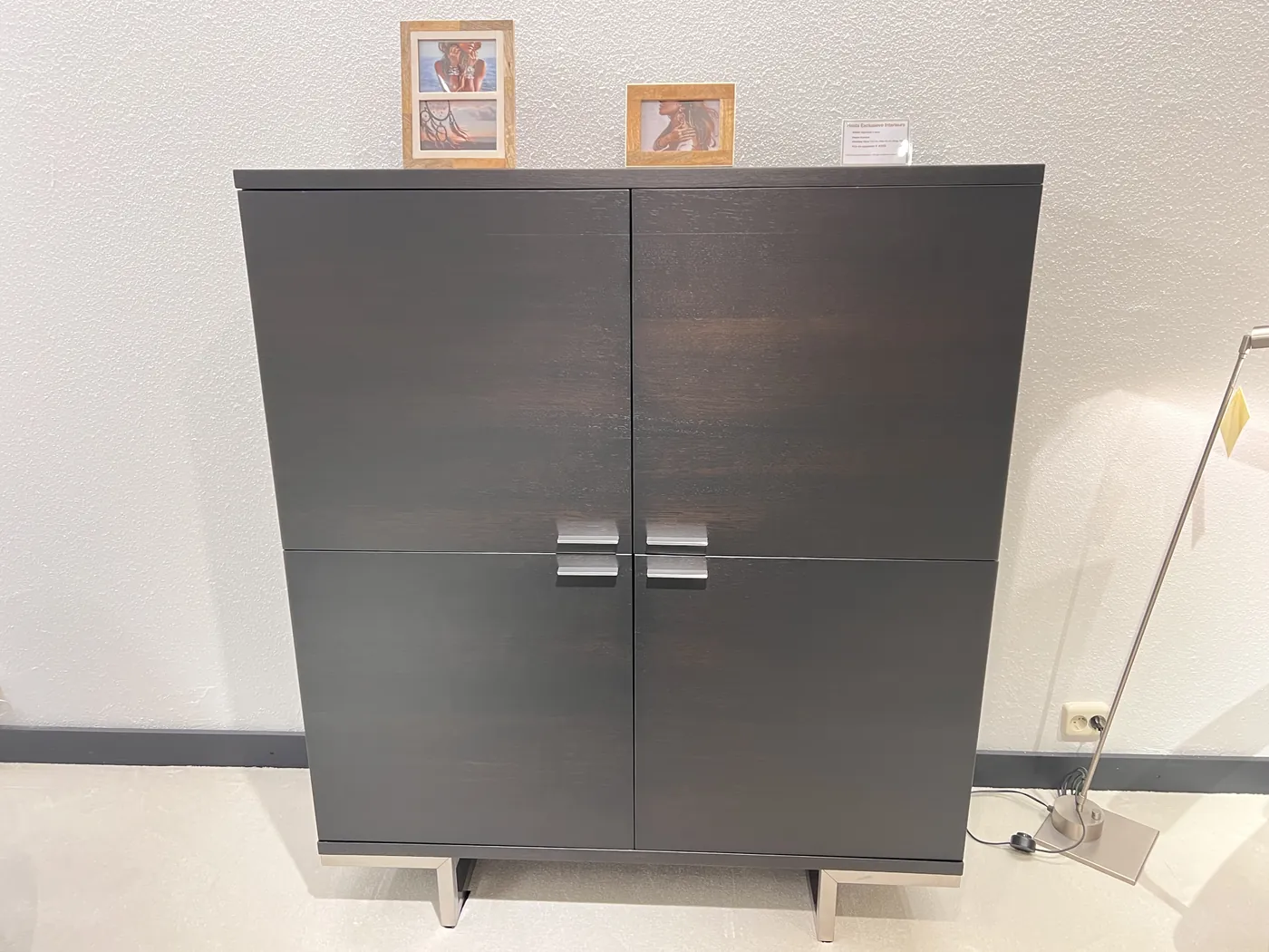 Sfeerbeeld uit de Heida showroom bij Kluskens Santos highboard (4-deurs)