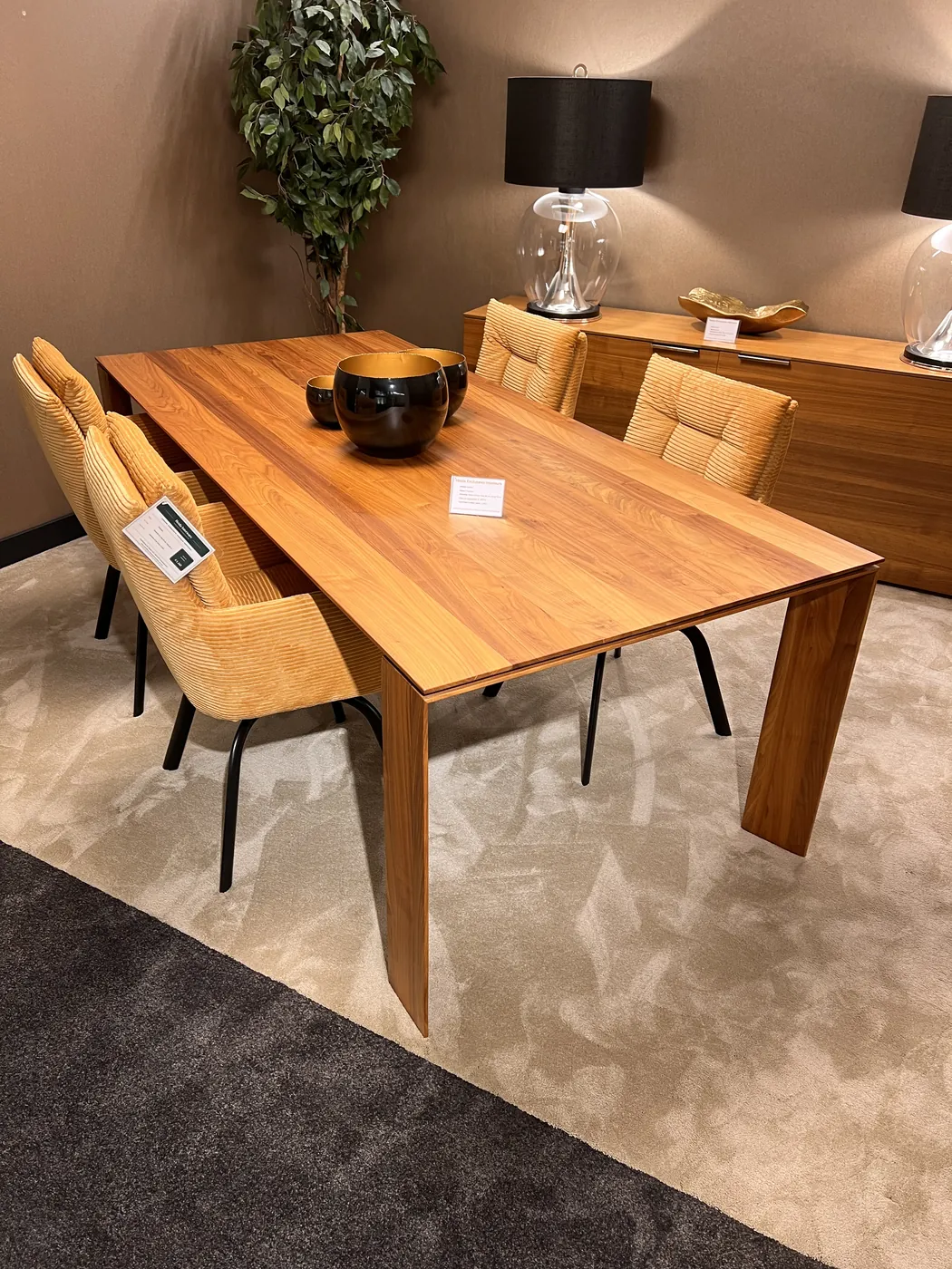 Sfeerbeeld uit de Heida showroom bij Kluskens Storm eettafel