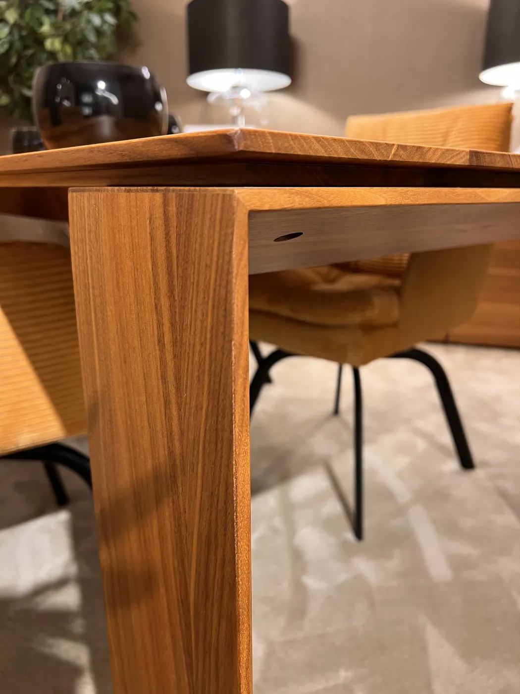 Sfeerbeeld uit de Heida showroom bij Kluskens Storm eettafel