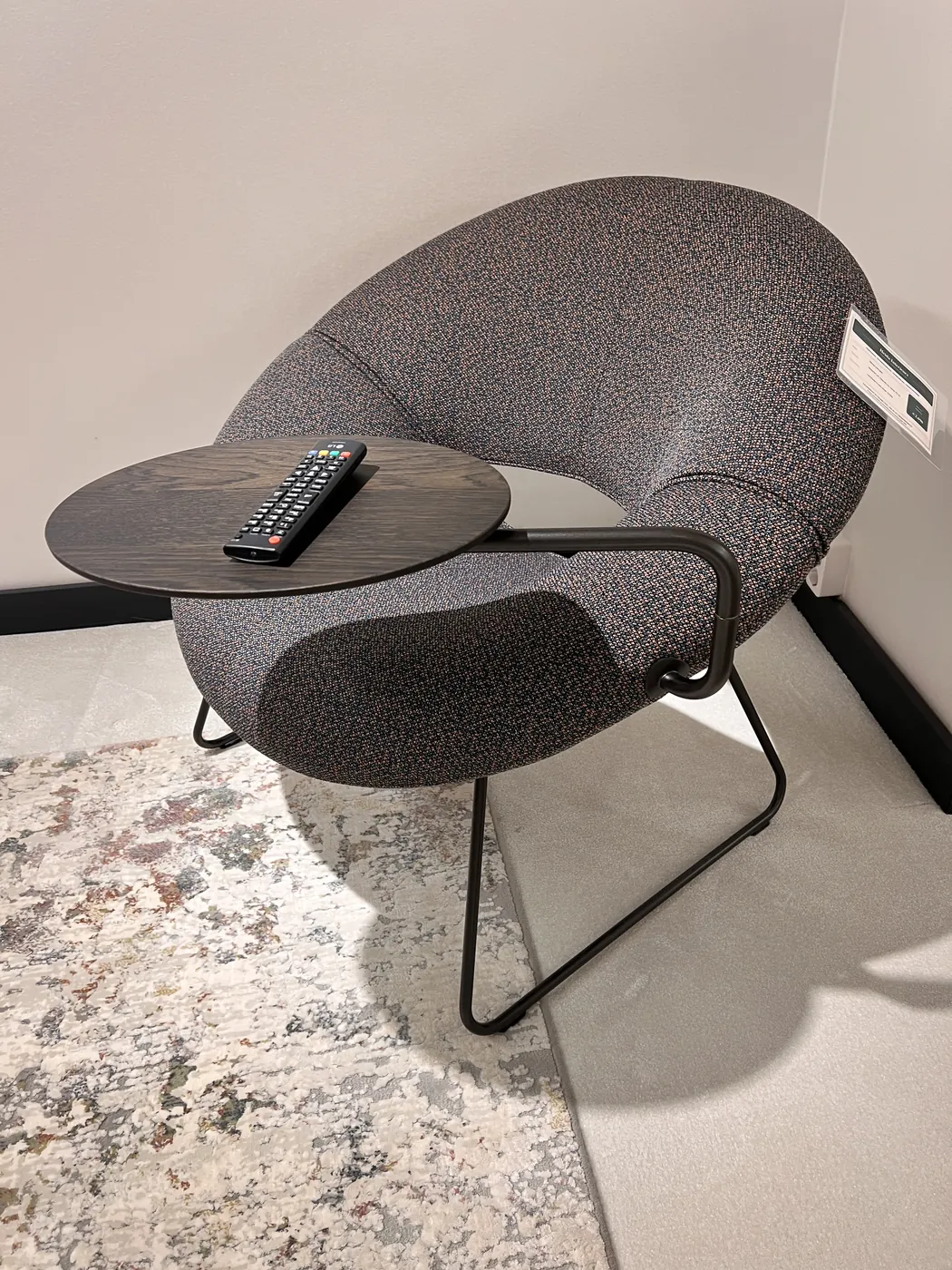Sfeerbeeld uit de Heida showroom bij Leolux Mimas fauteuil