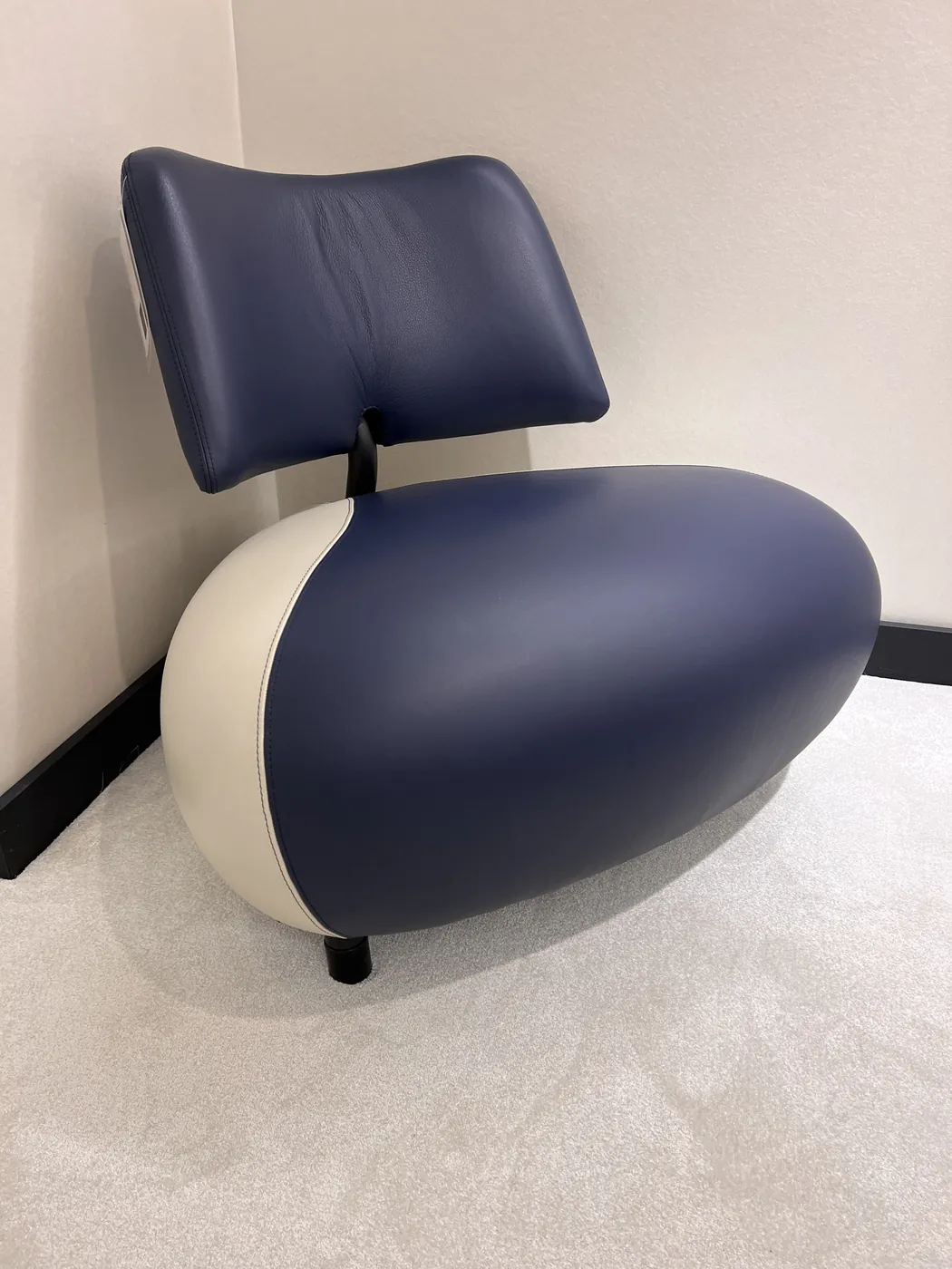 Sfeerbeeld uit de Heida showroom bij Leolux Pallone Pa fauteuil