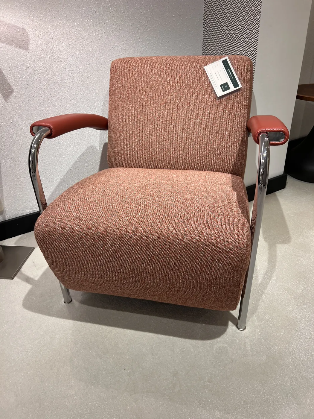 Sfeerbeeld uit de Heida showroom bij Leolux Scylla fauteuil
