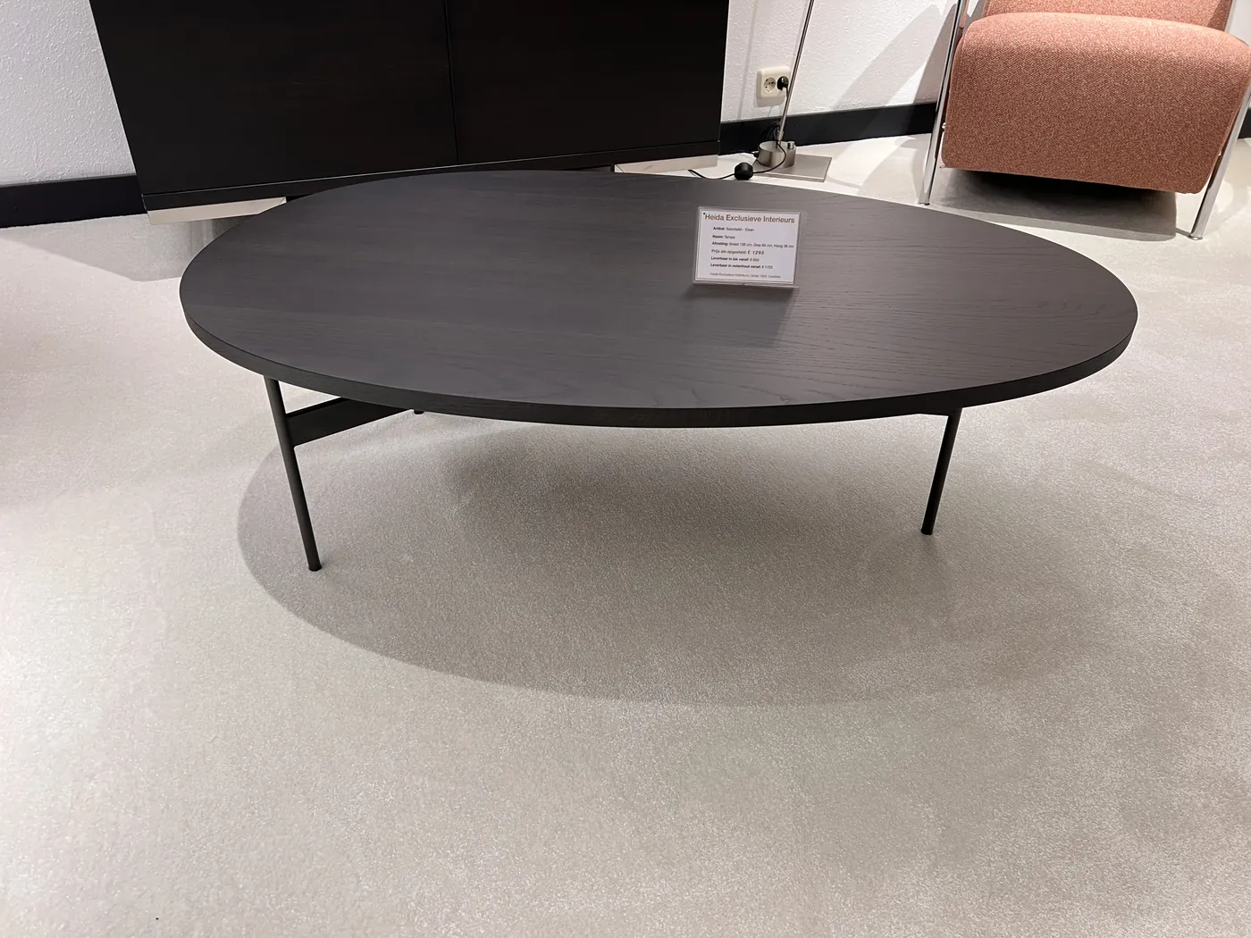 Sfeerbeeld uit de Heida showroom bij Leolux Tampa salontafel