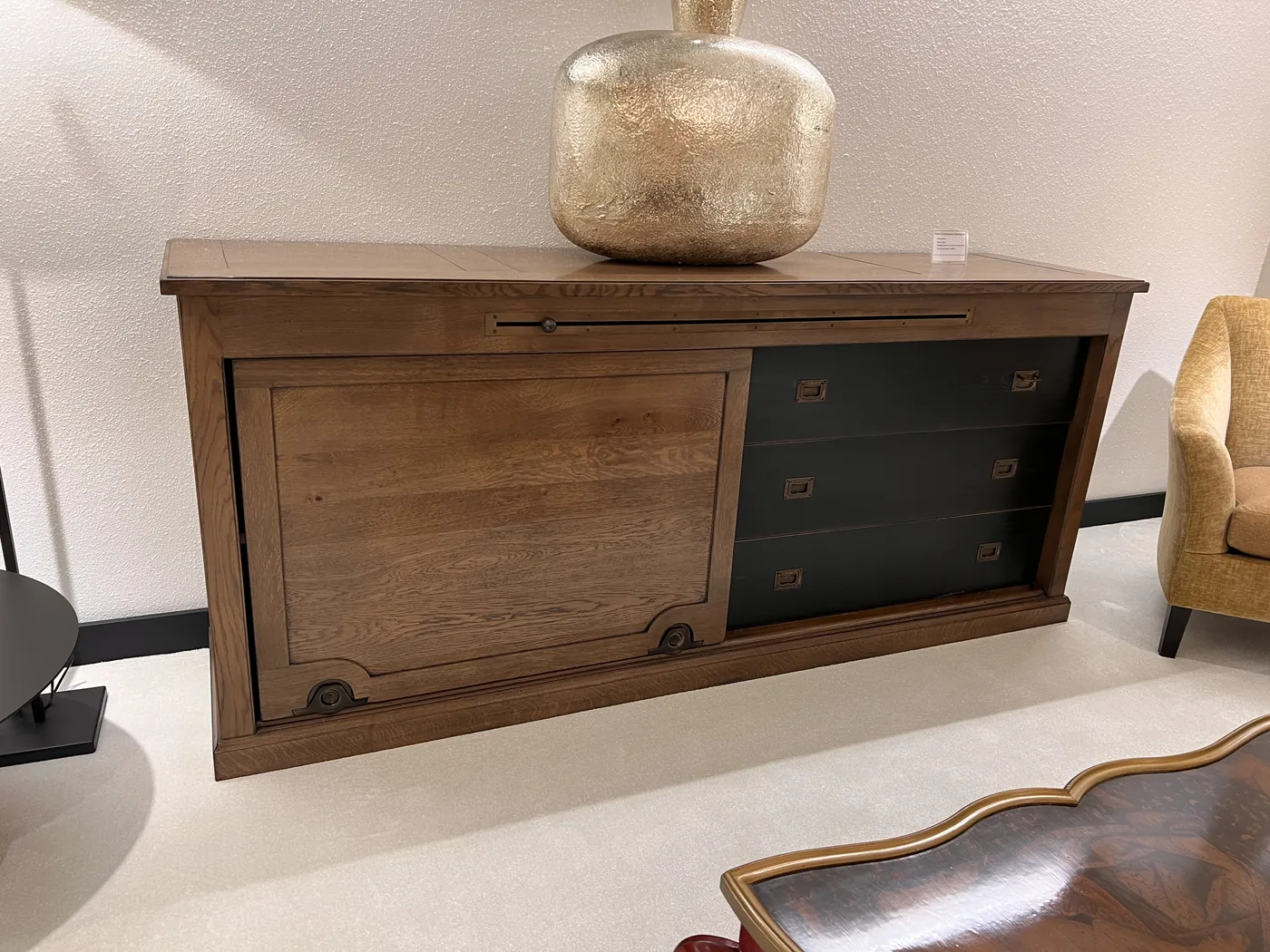 Sfeerbeeld uit de Heida showroom bij Michel Ferrand Horloger dressoir