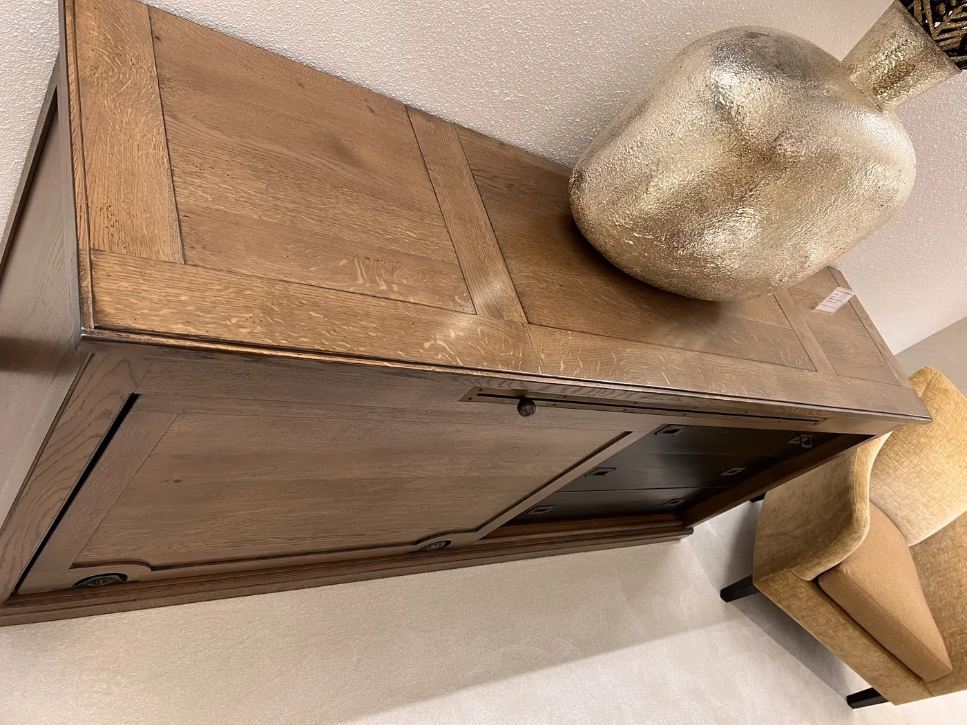 Sfeerbeeld uit de Heida showroom bij Michel Ferrand Horloger dressoir