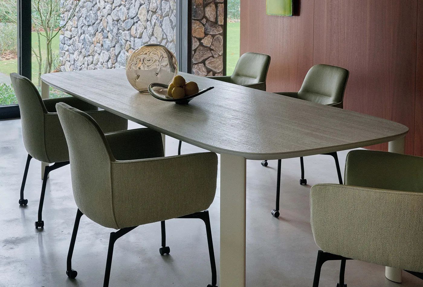 Leolux Tico eettafel in een compleet dininginterieur