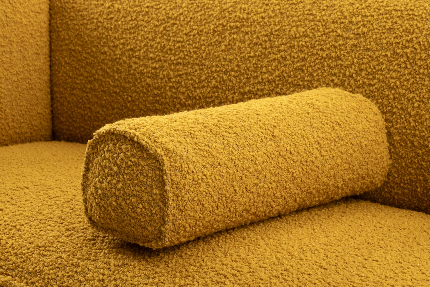 Armrol en bouclé bekleding van de Leolux Loya