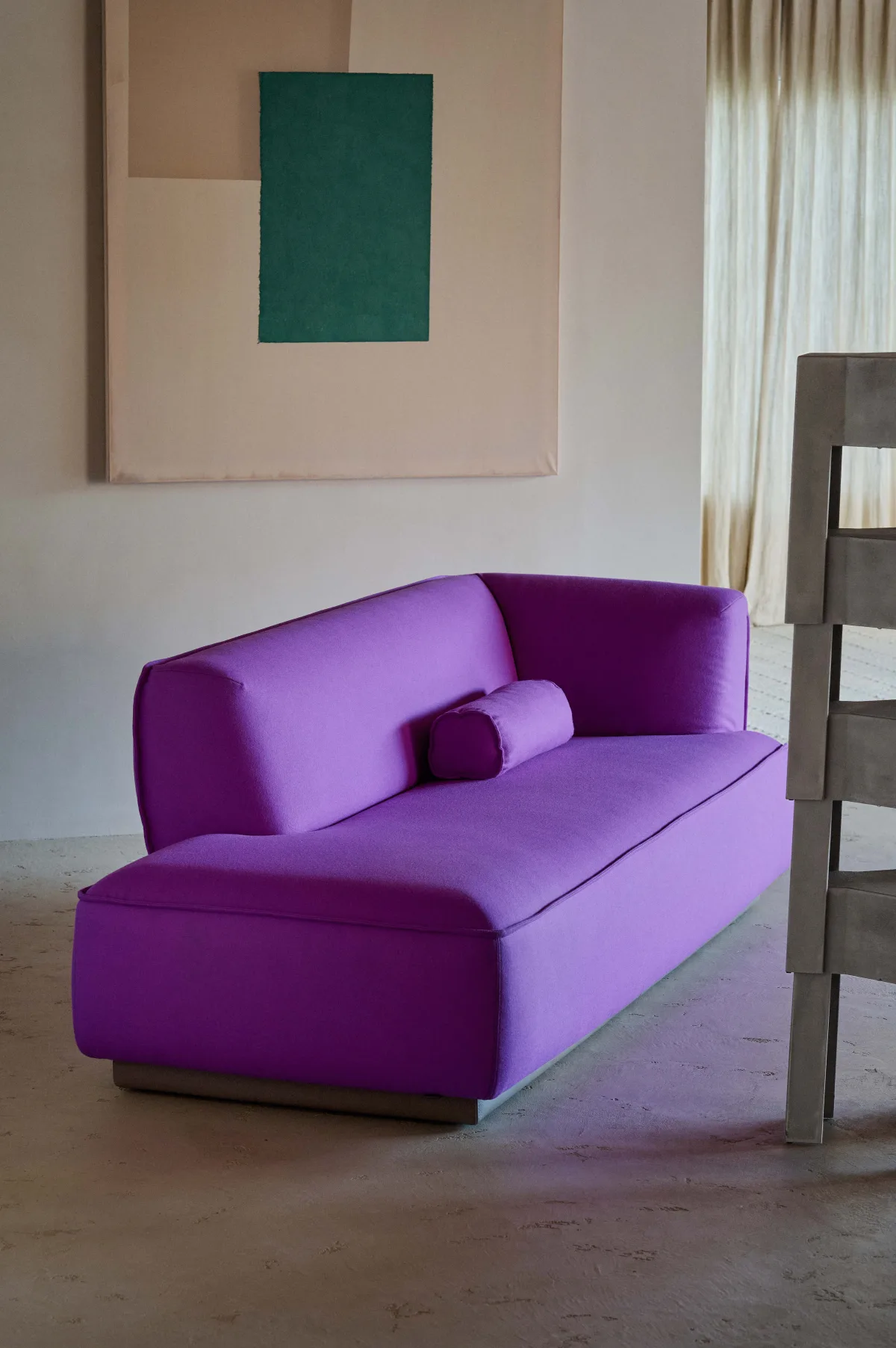 Paarse Leolux Loya divan in een sfeervol interieur