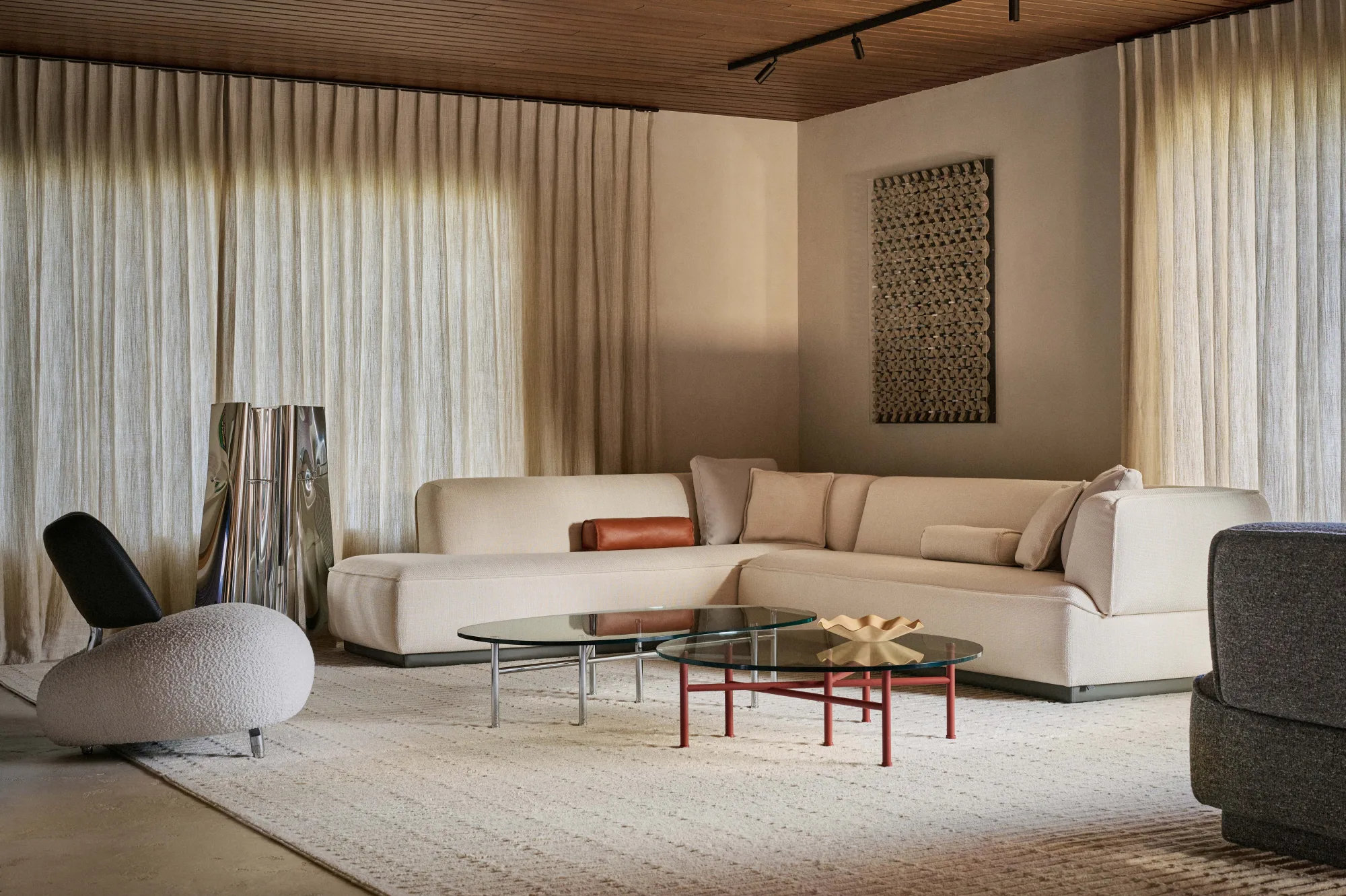 Leolux Loya hoekbank in een warm interieur met gordijnen