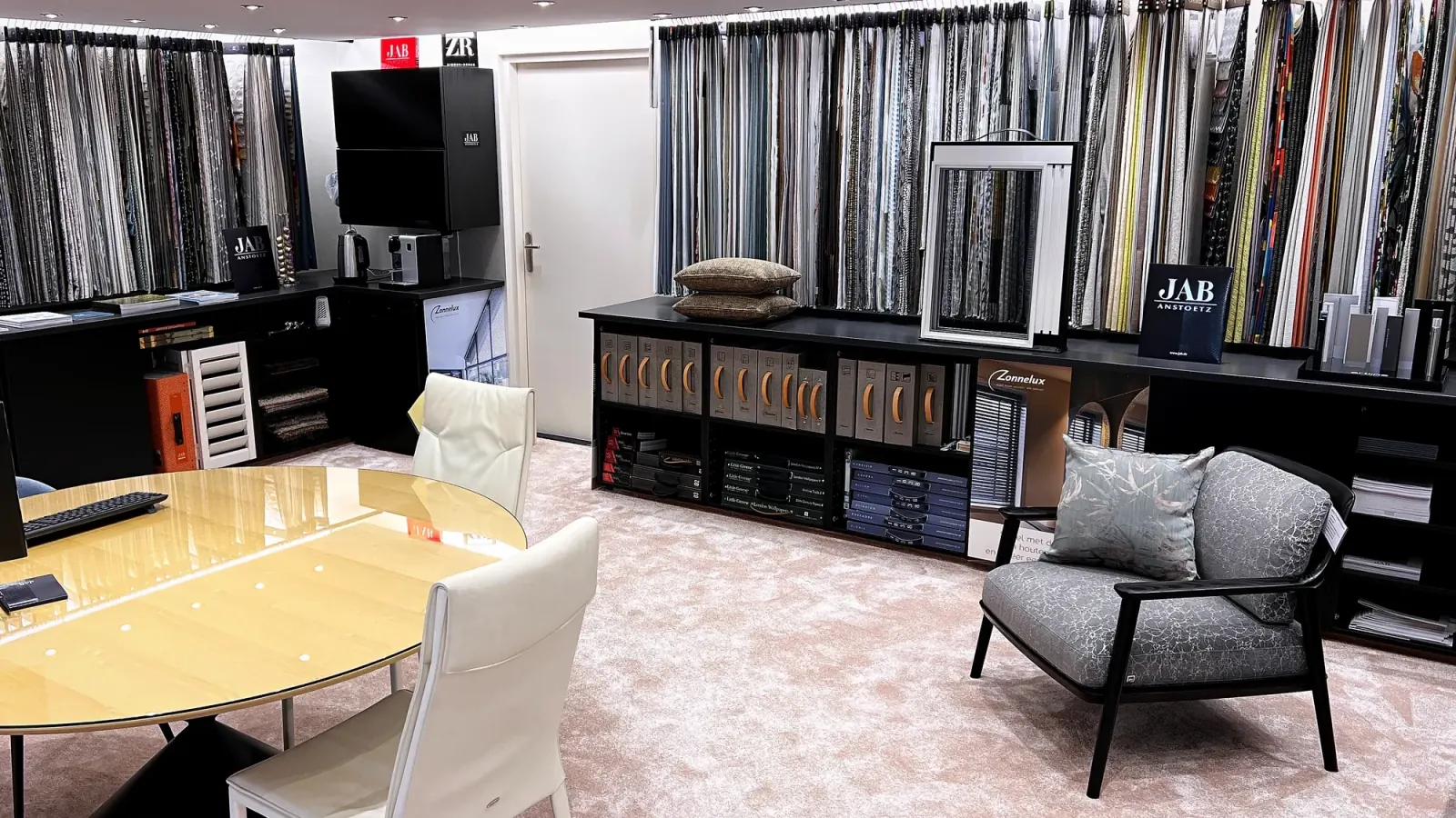 JAB ANSTOETZ stoffen en gordijnstalen in de showroom van Heida Interieurs