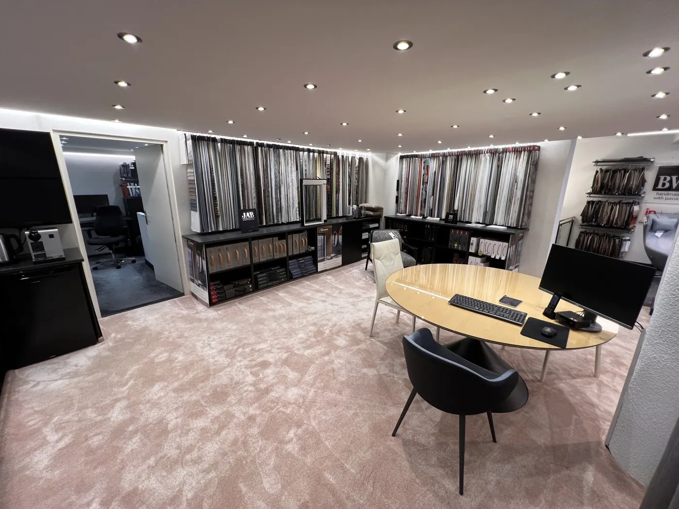 Overzicht van gordijnstoffen en raamdecoratie in de Heida showroom