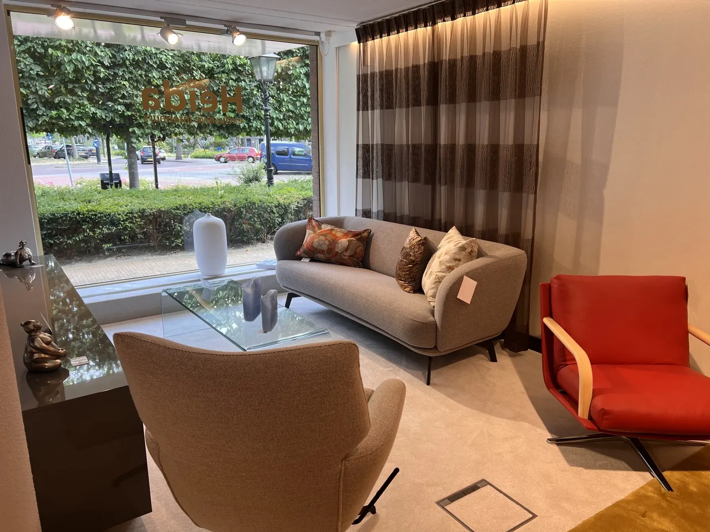 Zitmeubelen en interieuradvies voor klanten uit Den Haag in de lichte Heida showroom