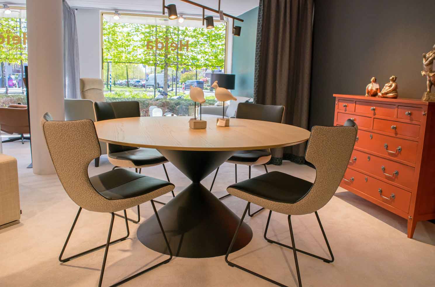 Eettafel clessidra, Midj