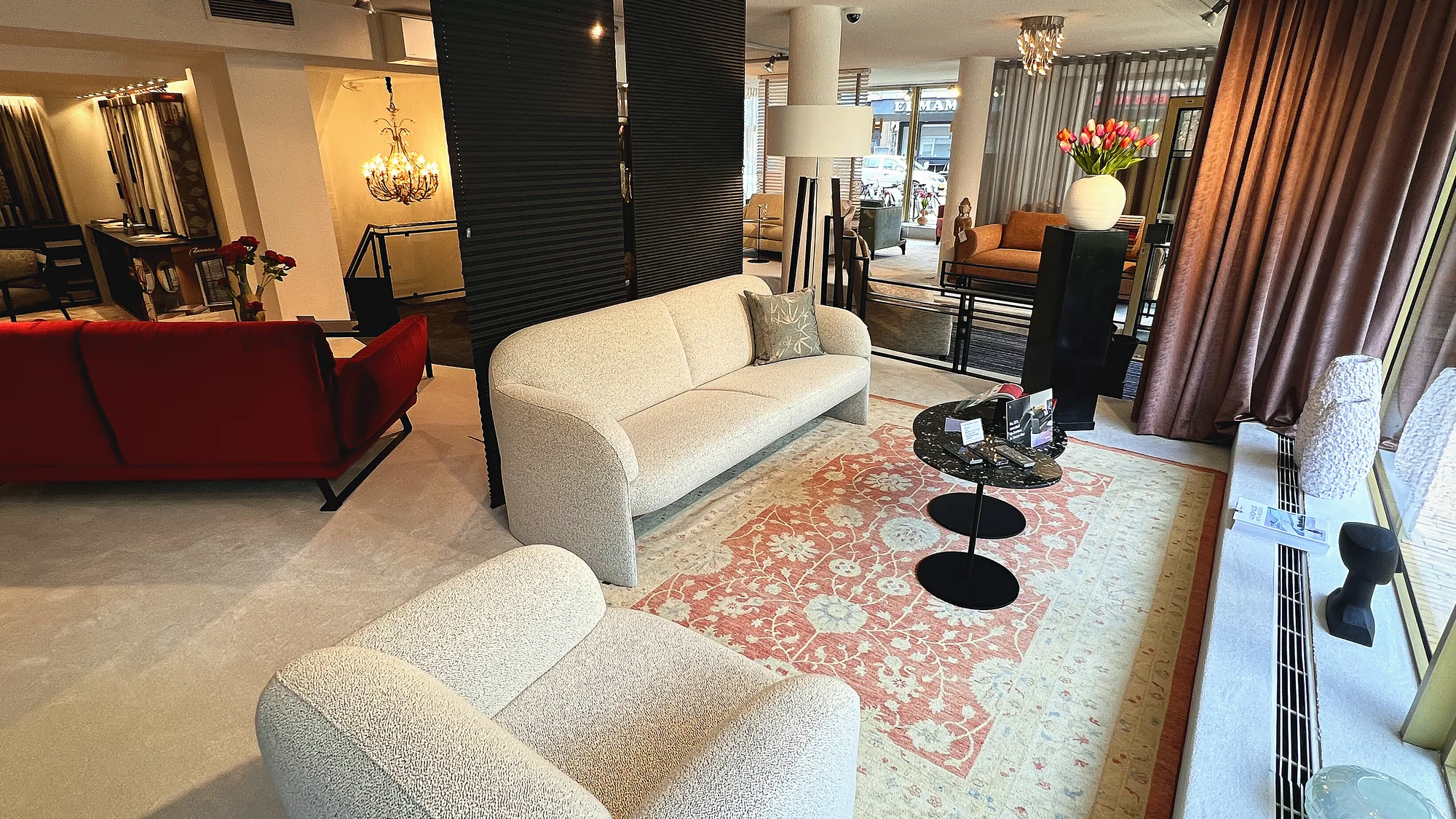 Sfeerbeeld uit de Heida showroom bij Leolux Scylla - Tijdloos design direct leverbaar